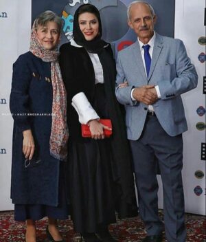 Sahar Dolatshahi Instagram - .
جلب کردن نظر هیئت داوران مراسم دیشب خیلی برام موجبات خوشی بود.  ممنونم ازتون هیئت محترم داوران : رویا جان تیموریان. امیر پوریای عزیز و باران کوثری جان جان. تشکر بعدی از آقای آرمین میلادی که خیلی برای برقرار بودن این مراسم زحمت کشیدن. و همینطور سفیر هنر دوست استرالیا برای میزبانی مراسم دیشب.  @amiiirpouriiia  @royateymourian @barankosari.new  @armin_miladi  جایزه  این بخش یعنی بازیگری زن رو سارا بهرامی عزیزم دریافت کرد و در واقع من جایزه ویژه هیئت داوران رو دریافت کردم (special mention)  تبریک به سارا بهرامی @sarabahramiii عزیز  مرررسی از همراهی مامان و بابای عزیزم  و تشکر و خسته نباشید به همه همکاران عکاس و خبرنگار  Stylist: @nazaninsafaofficial