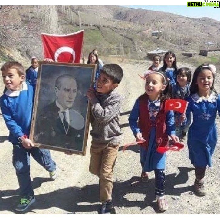 Burcu Biricik Instagram - 23 Nisan Ulusal Egemenlik ve Çocuk Bayramımız kutlu olsunnnnn 🎈🥁🇹🇷 Yaşasın 23 Nisan ✌️