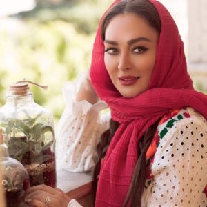 Elham Hamidi Instagram - بزرگی می گفت:  هر چقدر کمتر جواب انسانهای منفی را بدهید، از زندگی با آرامش بیشتری برخوردار خواهید بود.❣ این مردم اگر پیامبر هم بودن، 
هزار ایراد به کار خدا می‌گرفتند، 
شما که جای خود دارید.❣ پس به خاطر انسانهای منفی
زندگی‌ات را تباه نکن....👌🏼
⭐️قابل توجه مخاطبان خاصی که هر پستی من و دوستانم میگذاریم فقط ایراد میگیرند و مسخره می کنند.
Makeupartist:@maryamrahnama_makeupartist
Photography:@fatemerahmaniphotography