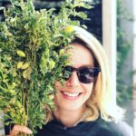 Burcu Biricik Instagram – Yaa çocukken mahallede toplayan ablalardan alırdım hep şimdi bulunca pek mutlu oldumm taze nohuuuttt 👻 
photo: @turkuturan