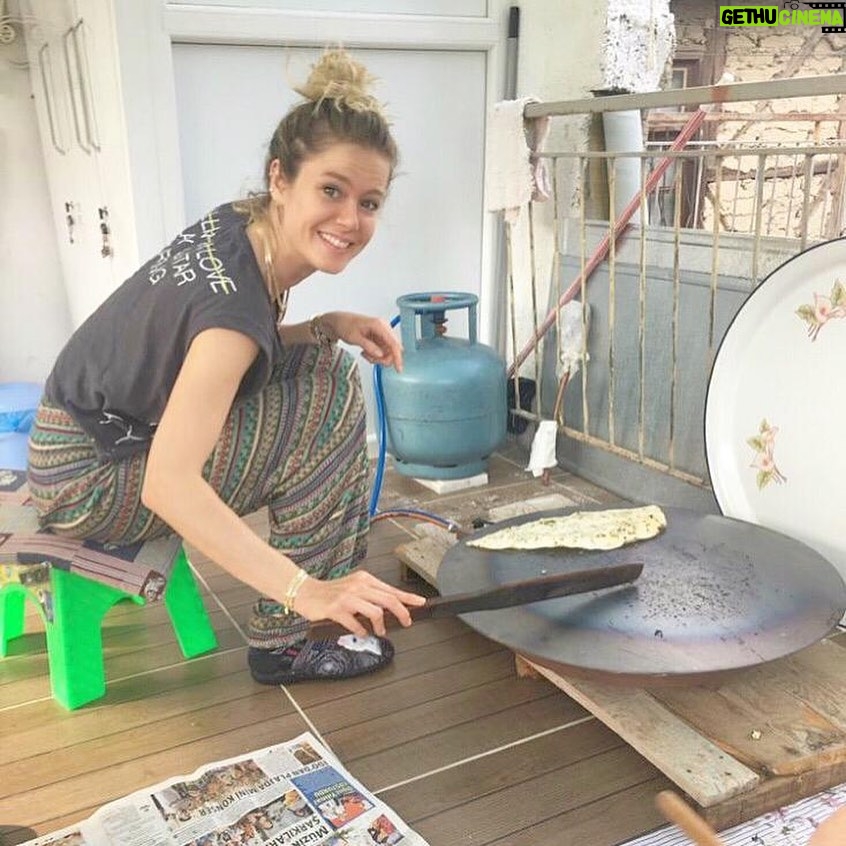 Burcu Biricik - 357.9K Likes - Hayal ettiΔimiz tatil (?) GerΓ§ekte olan π»
Anane (biliyorum anneanne) evine gelince durumumuz bu ππ₯³