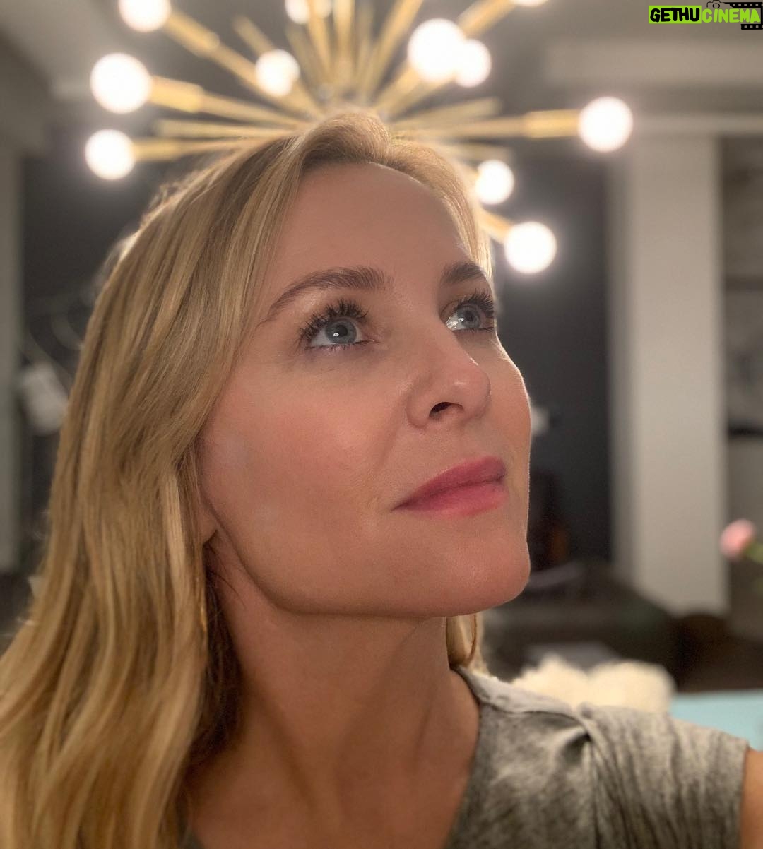 Jessica Capshaw Instagram - Going into the weekend with no @gameofthrones at the end of it with courage...and a self made crown 👸🏼 Also, I just realized what an incredibly strong influence Daenerys has been on the color of my eyebrows...many thanks for that, Dany. 🤗😘