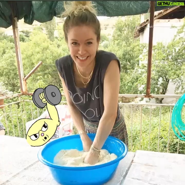 Burcu Biricik - 357.9K Likes - Hayal ettiΔimiz tatil (?) GerΓ§ekte olan π»
Anane (biliyorum anneanne) evine gelince durumumuz bu ππ₯³