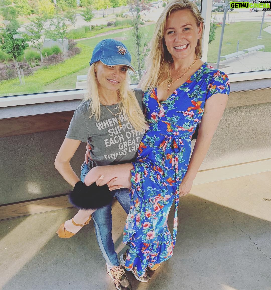 Jessica Capshaw Instagram - Happy Birthday to this mighty fireball of love and talent...I am so very thrilled that you were born and even more thrilled that we came into each other’s lives.
Caps ❤️ KC FOREVAAAAHHH!!!