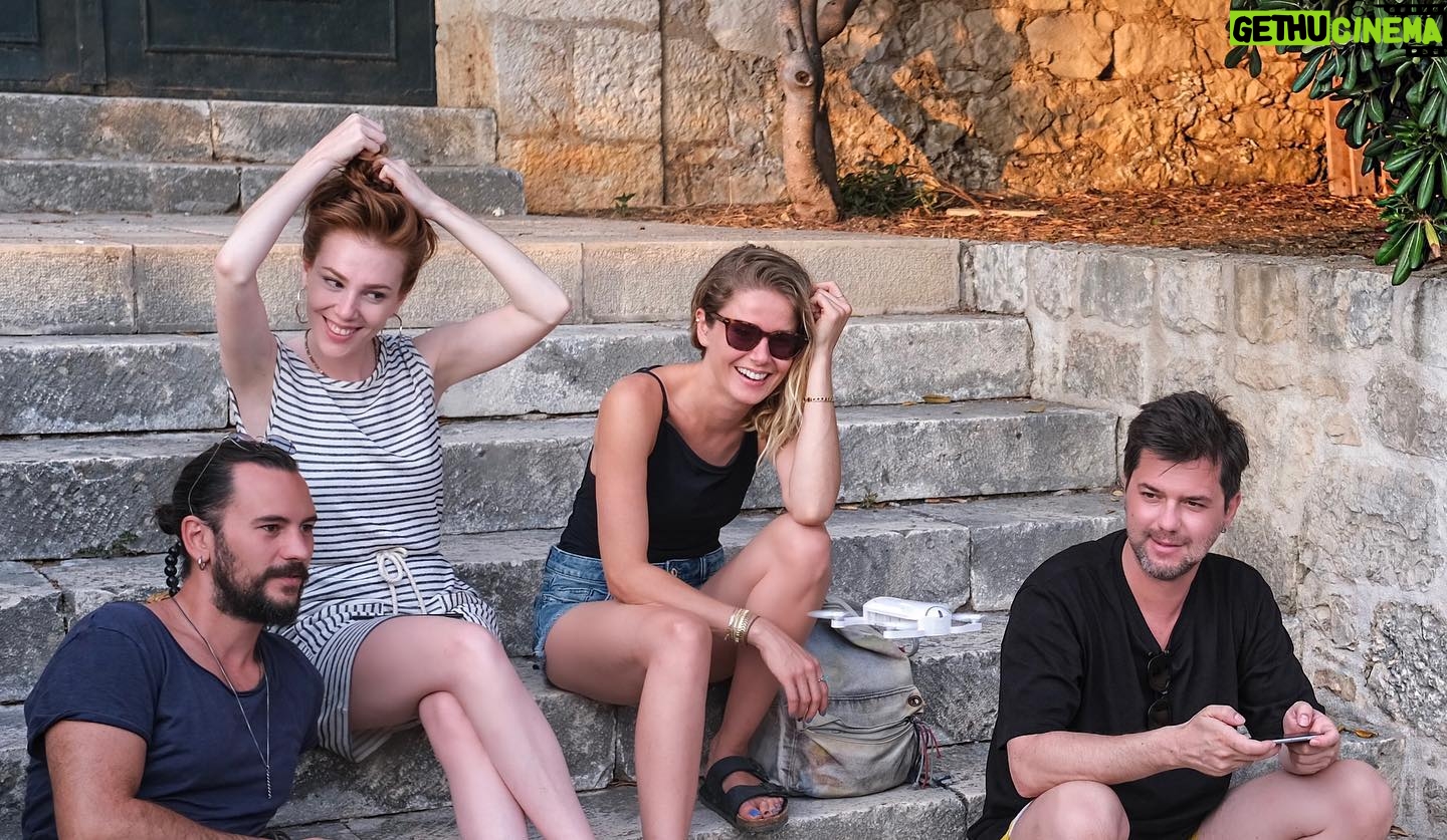 Burcu Biricik - 262.5K Likes - π