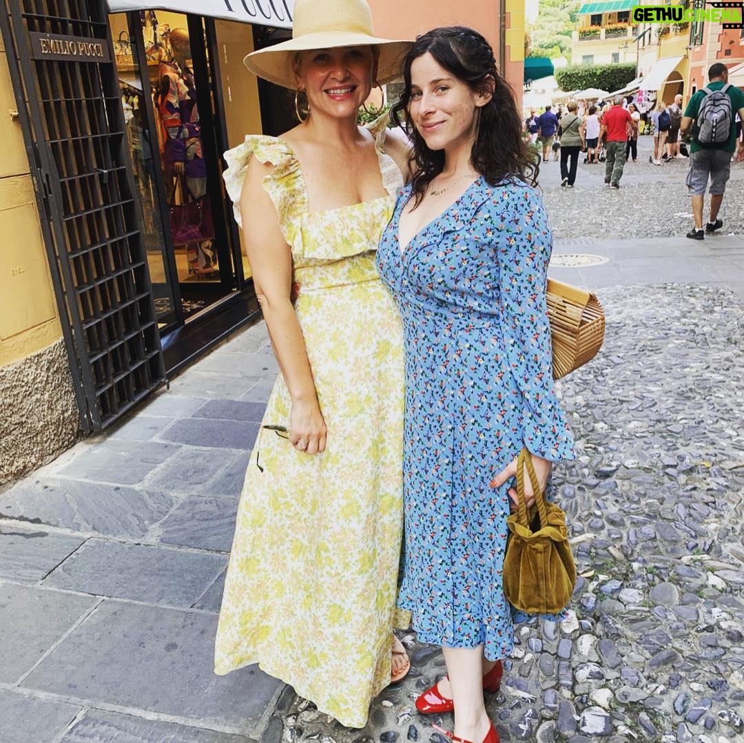 Jessica Capshaw Instagram - Sister love, teeny tiny cars, sun kissed buildings to swoon over, family all around and so much laughter...❤️🇮🇹❤️
