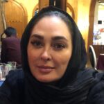 Elham Hamidi Instagram - همراهان عزیزم سلام
امروز میخوام باهاتون حرف بزنم و امیدوارم تا انتهای متن بخونین و برام نظرتون و بنویسید.
من هم مثل همه شما عزیزان ، روزانه دقایقی را در اینستاگرام میگذرانم و موردی که این روزها توجه من را به خود جلب کرده است حجم زیادی از کامنت های توهین امیز در تمامی پست های اینستاگرام است و فرقی نمیکند که این پست مربوط به یک مادر و کودک یا یک هنرمند است،بیاین قبول کنیم طلبکار بودن و قضاوت در مورد دیگران اسمش انتقاد نیست، اسمش توهینه...
نیازی نیست ما درباره هرچیزی که میبینیم بدون شناخت شخصیت و تفکر یه انسان که باعث گذاشتن یک پست 
میشه نظری توهین امیز به اسم انتقاد درج کنیم.
هیچکس حق نداره زیر پست یک آقا یا یک خانوم نظری در ارتباط با چاق و لاغر شدن ، قیافه و نداشتن مو ، مدل مو و غیره بده
ما باید این کارو از خودمون شروع کنیم
و از گذاشتن چنین کامنت هایی خودداری کنیم و در کنار اون اگر کامنت توهین امیز ، فحاشی و ... دیدم کامنت و ریپورت کنیم
من از همه دوستان میخوام که در این کمپین با هشتگ #توهین_بی_توهین شرکت کنند و از اقای تشکر میخوام که اموزش ریپورت کامنت و به صورت ویدیو در پیجشون بگذارند تا همه با کمک هم فضای مجازی و پر از ارامش کنیم
@amiretashakor