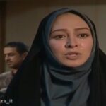 Elham Hamidi Instagram - .
سریال ”زیر تیغ” طبق نظرسنجی ها ۶۴ درصد بیننده داشته که یکی از اثرگذارترین و ماندگارترین سریال ها بود
.
به نظر شما دلیل این همه محبوبیت این سریال چی بود ؟
حضور بازیگرای حرفه ای مثل استاد پرستویی، خانم فاطمه معتمدآریا، استاد آتیلا پسیانی و ...؟
تراژدیک بودن داستان و موسیقی خیلی خوبش ؟
.
.
یکی از سکانس هایی که خیلی در من اثر گذاشت، لحظه ی دفاع از پدر مریم بود که بی اختیار اشکام می ریخت بدون اینکه از قطره یا هرچیز دیگه ای استفاده بشه ..
واقعا لحظه ی عجیبی بود تا بعد از سکانس هم گریه من تموم نمیشد 😄
...
.
.
خدایا !!
به حق همین شبهای عزیز تمام گرفتاران رو نجات بده و دل خودشون و خانواده هاشون رو شاد کن 🙏🙏
.
.
#زیر_تیغ #سریال_زیرتیغ #الهام_حمیدی #پرویز_پرستویی #فاطمه_معتمدآریا #محمدرضا_هنرمند #elhamhamidi