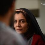 Sare Bayat Instagram - «عنکبوت» برای حضور در جشنواره فجر به تدوین رسید

تدوین دومین ساخته بلند سینمایی ابراهیم ایرج زاد به تهیه‌کنندگی جواد نوروز‌بیگی  از مدتی پیش توسط سهراب خسروی آغاز شده و همچنان ادامه دارد. «عنكبوت» دومین همکاری ایرج زاد و‌ خسروی پس از فیلم « تابستان داغ» است. خسروی در اولین همکاری با این کارگردان سیمرغ بهترین تدوین را از جشنواره فجر نصیب خود کرد.

این فیلم همچنین فرم حضور در سی و هشتمین جشنواره فیلم فجر را پر کرده است تا اولین نمایش «عنكبوت» در این رویداد باشد. «عنکبوت»  با داستان جنایی و رگه‌های پررنگ اجتماعی‌ اش  از فیلم های پر لوکیشن  و پر بازیگر امسال است که داستان مردی را روایت می کند که می‌خواست ریشه فساد را بخشکاند.

محسن تنابنده ، ساره بيات ، شيرين يزدان بخش ، ماهور الوند ، گلنوش قهرمانى ، على باقرى ، مهدى حسينى نيا ، حميدرضا هدايتى راد ، جواد یحیوی، ، آتيه جاويد ، مهدخت مولايى ، سحر عبدالهى ، نيوشا عليپور ، يوسف خسروى ، حميد حاجى‌محمدزاده ، ميثم دامن‌زه ، داود ذاکری با حضور فريد سجادى حسينى ، بازیگران «عنکبوت» را تشکیل می‌دهند. 
همچنین محمدصادق رنج کشان به عنوان جانشین تهیه کننده و سرمایه گذار در فیلم «عنکبوت» حضور دارد.