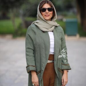 Sahar Dolatshahi Instagram - امروز رونمایی آلبوم 👌🏻🌸 #افسانه_چشمهايت 💜 عکس از : مریم رضوی عزیز 💛 با تشکر از : پریناز طیب