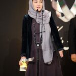 Niki Karimi Instagram - چند روزي خيلي درگير كار هاي فيلم  بودم ، اين عكس از مراسم چند روز پيشه ، ايين سپاس تهيه كنندگان سينماي ايران, جايزه تهيه كننده  فعال در حوزه زنان
تشكر و خسته نباشيد به همه و ممنونم به خاطر اين جايزه 🌹🙏
#femalefilmmakerfriday