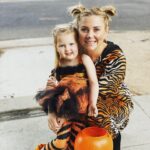 Jessica Capshaw Instagram - Me and my lil’ cub...
🎃🎃🎃🎃Happy Halloween!! 🎃🎃🎃🎃