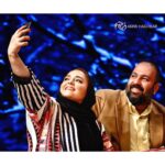Narges Mohammadi Instagram - خیال روی تو در هر طریق همره ماست
	نسیم موی تو پیوند جان آگه ماست
به رغم مدعیانی که منع عشق کنند	
جمال چهره تو حجت موجه ماست
ببین که سیب زنخدان تو چه می‌گوید	
هزار یوسف مصری فتاده در چه ماست
اگر به زلف دراز تو دست ما نرسد	
گناه بخت پریشان و دست کوته ماست
به حاجب در خلوت سرای خاص بگو
	فلان ز گوشه نشینان خاک درگه ماست
به صورت از نظر ما اگر چه محجوب است
	همیشه در نظر خاطر مرفه ماست
اگر به سالی حافظ دری زند بگشای	
که سال‌هاست که مشتاق روی چون مه ماست
پ ن:ممنون از سارا و حورا دوستان خوبم 
در برند نيو حجاب