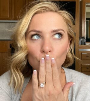 Jessica Capshaw Instagram - Sending big love out to all while I’m workin’ it on a Saturday with my 90’s French tips ready to go...#dearzoe