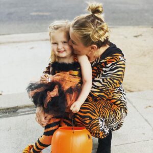 Jessica Capshaw Instagram - Me and my lil’ cub...
🎃🎃🎃🎃Happy Halloween!! 🎃🎃🎃🎃