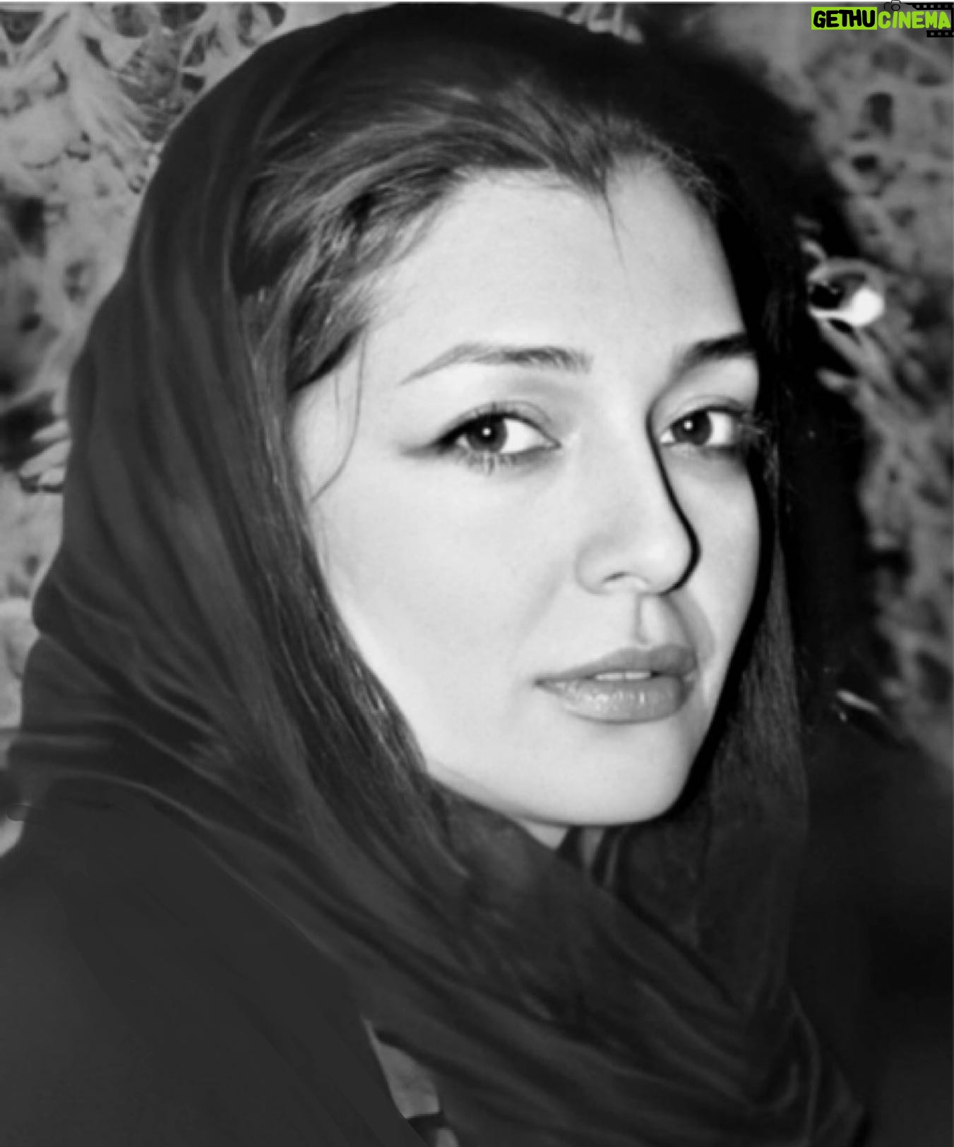 Sare Bayat - 189.1K Likes - عزیزان من
هیچ لذتی بالاتر از در کنار خانواده نفس کشیدن نیست
گرچه روزهای سختی رو سپری می کنیم
اما قدر همین با هم بودنمون رو خیلی بدونیم خیلی♥️
با در خانه ماندن و مراقبت از خود میتوانیم بیشتر در کنار هم بمانیم.♥️