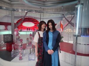 Asami Mizukawa Instagram - おしゃれイズムの際に記念撮影📸
相手より顔を小さくみせようと必死に争っている。女の戦い。

オンエアには無かったけどカンナが出てきた時に実は泣いた😂
嬉し驚き恥ずかしかったです。
カンチありがと🙇🏻‍♀️