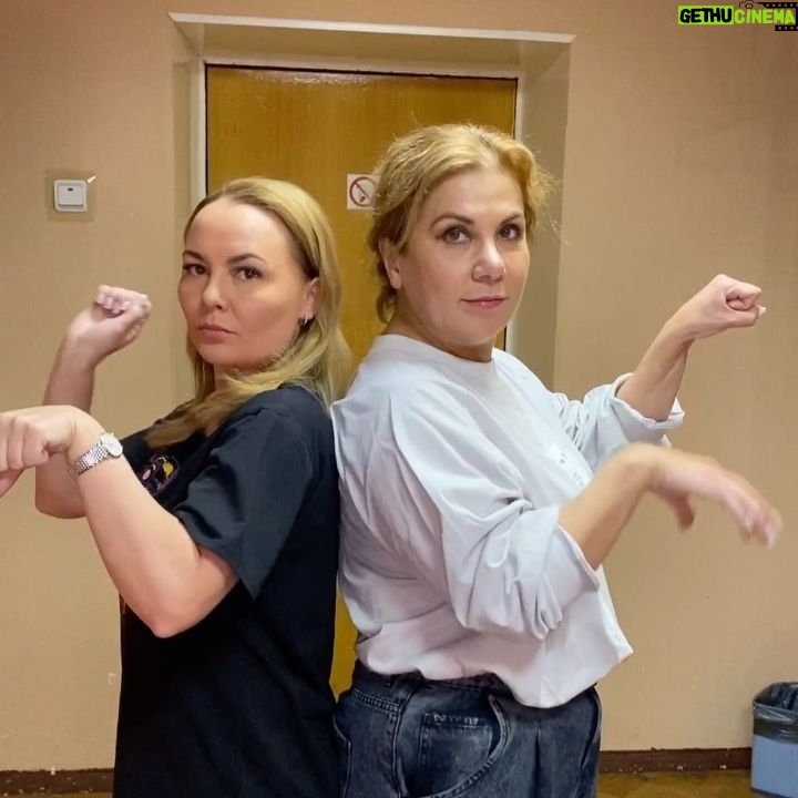 Marina Fedunkiv Instagram - Когда вам с подругой понравился один и тот же парень 😂
@tatyanamorozova
#маринафедункив #федункив #реальныепацаны #комедия #юмор #прикол #ржака #вайн #смешноевидео #танцы #федункинмаклауд #пожилойблоггер
