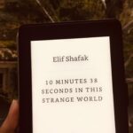 Niki Karimi Instagram - ☺️☘️🌧
هواي باراني ،كتاب
١٠ دقيقه و ۳۸ ثانیه در این دنیای عجيب 
نوشته اليف شافاك 
@shafakelif 
#books 
#quarantine 
#در_خانه_بمانیم