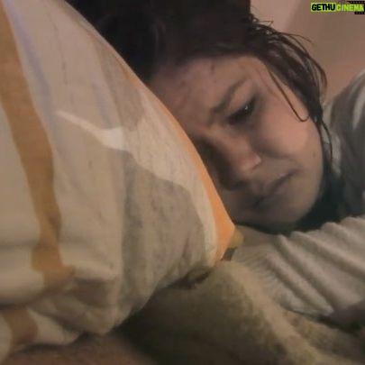 Burcu Biricik Instagram - Bundan 10 sene önce üniversitede böyle bir kısa film çekmiştik. Dün izledim bugünümüzü anlatır gibi. Ben de paylaşmak istedim. ‘Toprak’ın Günlüğü’
Yönetmenlerim @handezerkin @nesli_ozalp ‘e de selam olsun 🙏 Aman ha amaç içimizi karartmak değil bugünleri de atlatacağız hep birlikte! Sokaklarda yine cıvıl cıvıl dolaşıp birbirimize sarılıp güleceğiz. Sağlıcakla kalın 🙏🤗
