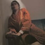 Burcu Biricik Instagram – Bundan 10 sene önce üniversitede böyle bir kısa film çekmiştik. Dün izledim bugünümüzü anlatır gibi. Ben de paylaşmak istedim. ‘Toprak’ın Günlüğü’ 
Yönetmenlerim @handezerkin @nesli_ozalp ‘e de selam olsun 🙏 Aman ha amaç içimizi karartmak değil bugünleri de atlatacağız hep birlikte! Sokaklarda yine cıvıl cıvıl dolaşıp birbirimize sarılıp güleceğiz. Sağlıcakla kalın 🙏🤗