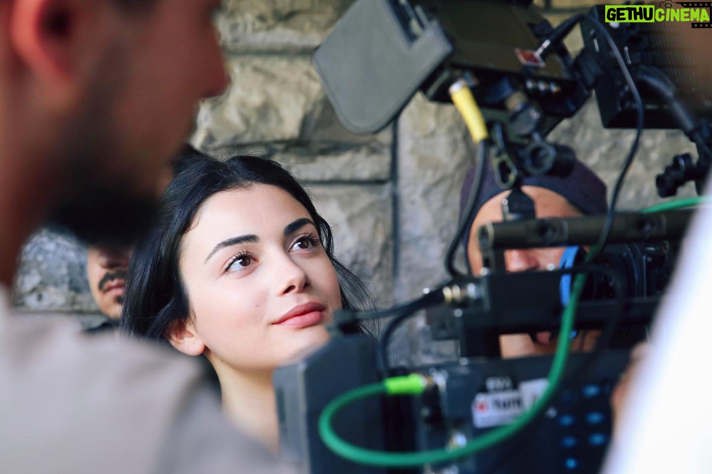 Özge Yağız Instagram - kaydı izlemek istemişimdir dop @umitgabin beni kırmamıştır🌝
#evdekal