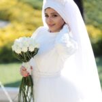 Sare Bayat Instagram - قسمت هفدهم سریال "دل" در سال 99 رکورد دقیقه تماشا را زد!
به گزارش روابط عمومی سریال ، "دل" تنها سریال شبکه نمایش خانگی بود که در ایام نوروز  از سامانه‏های وی او دی  پخش نشد، با توزیع این سریال در روز چهارشنبه۲۰  فروردین ۹۹  در سامانه وی او دی فیلمیو و استقبال خوب مخاطبان،  قسمت هفدهم "دل" به کارگردانی منوچهر هادی،  با ۲۴ میلیون و ۹۰۰ هزار دقیقه تماشا  در  ٦ روز و ٦ ساعت پس از انتشار بیشترین بازدید را داشته است.

در خلاصه داستان این سریال ملودرام-خانوادگی آمده است: " آرش و رستا که عاشقانه یکدیگر را دوست‌دارند، پس از فراز و نشیب فراوان به روز عروسی خود می‌رسند اما با پیدا شدن مهران (مهدی کوشکی) رقیب قدیمی در شب عروسی، ماجراهایی پیش 
می‌آید و ..." "دل" به کارگردانی منوچهر هادی و تهیه کنندگی جواد فرحانی در ۳ فصل تولید شده است است که تا کنون ۱۷ قسمت آن روزهای چهارشنبه در فیلیمو و شبکه نمایش خانگی توزیع شده است
جانشين تهيه  كننده و مجرى طرح سعيد خندق  ابادى

حامد بهداد، ساره بیات، یکتا ناصر، کوروش تهامی، سعید راد، بیژن امکانیان، افسانه بایگان، نسرین مقانلو، مهدی کوشکی، علی سخنگو، مهراوه شریفی نیا، لیلا زارع و بهرام افشاری بازیگران سریال "دل" هستند که گروه نویسندگان آن را هم بابک کایدان و میثم کایدان تشکیل می‌دهند.