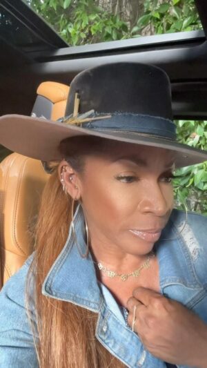 A.J. Johnson Instagram - Ok y’all!!!!
DOWNLOAD!!😲😳

You’re praying … but it’s not manifesting…
Are you sure you’re ready? 😲
Are you distracted by God’s delay? 😩

THIS week… let’s focus on what more you can do to be better prepared for the more that God has for you?☺️🙌🏾

Remember.. God is a supernatural God.. so whatever big you’re praying for… oooooowee!!!! 😝🙌🏾🙌🏾 it’s small compared to what HE has for you! Amen? 🖤🤍AJ AKUA

#soul filled #sunday
#pray
#elevation 
#delay
#ready