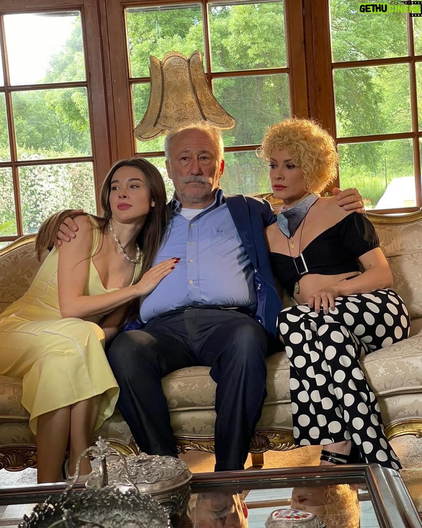 Açelya Topaloğlu Instagram - Yine güzel bi iş bitirdik. Hepinizin ellerine sağlık. 🙏😍 @burak_topaloglu @iremtunceer @anililter @malikejder_212 @suretsiz @hakankursun_ @anil_katmerci @seher_terzi @altan_erkekli 🌸 #HIRÇINKIZ