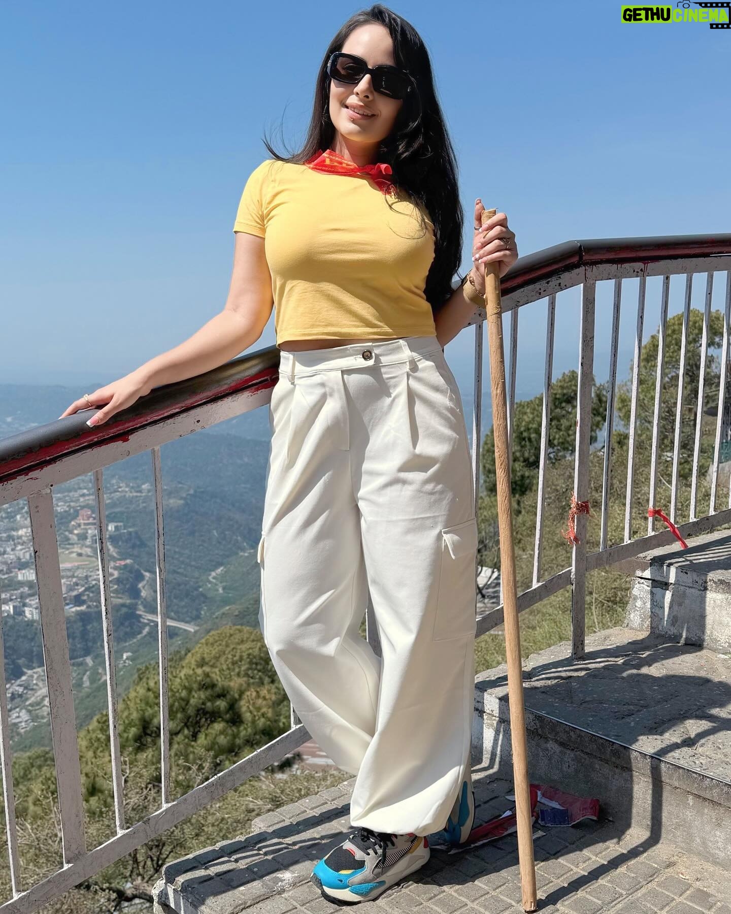 Aanchal Munjal Instagram - A trip I will remember forever .. 🧿🌟💛🫰🏻 Zor se bolo ….. जय माता दी। ❤️