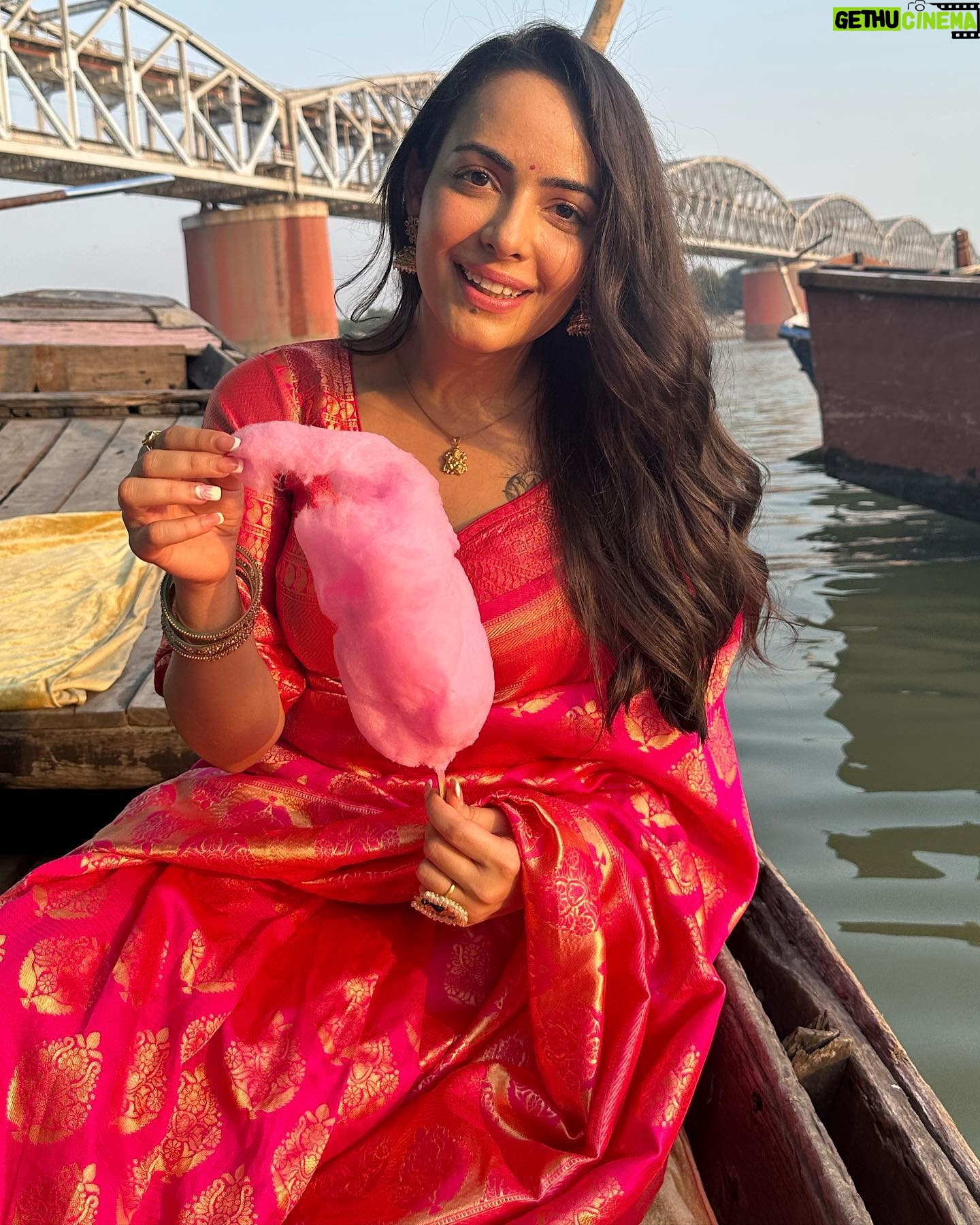 Aanchal Munjal Instagram - Started Day 1 of city promotions for #Mandali on Day 1 of Navratri in Varanasi !!! πβ€οΈ #JaiMataDi π§Ώπ