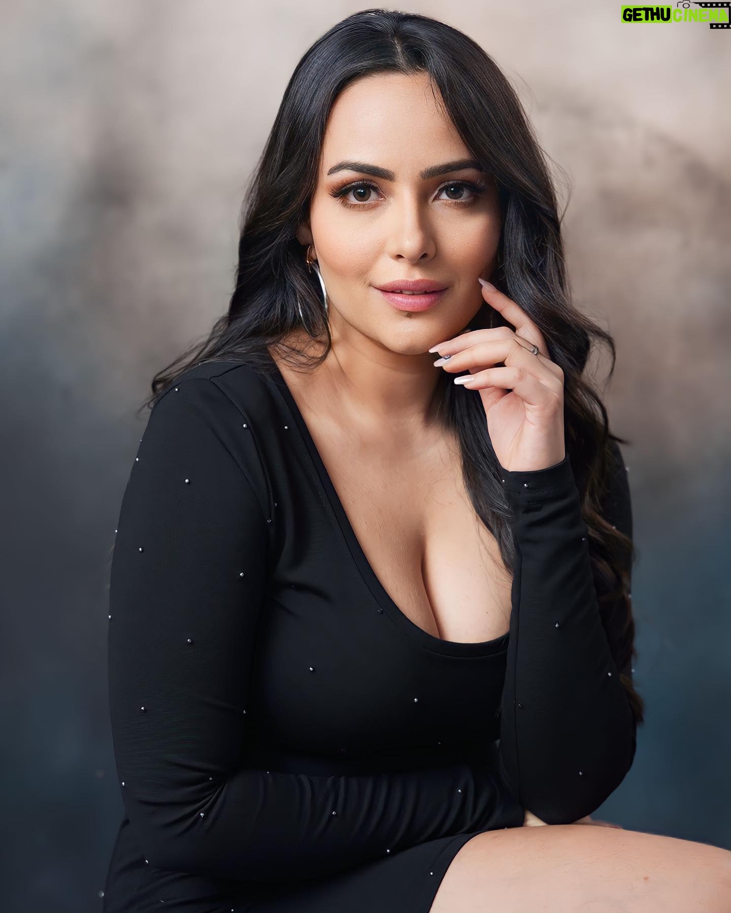 Aanchal Munjal - 74.5K Likes - Hereโs welcoming the month of loveeee .. ๐ #HelloFebruary ๐งฟ๐ซถ๐ป๐ง๐ปโโ๏ธ๐ฅณ
For those born on 29th, would be so happy this year ๐
Captured by @nayyarentertainment ๐ค
Hair & makeup by @ankitaaa_mua ๐ค
Outfit by @apni_dhun_main ๐ค
Shot at @studio_imagecompany ๐ค