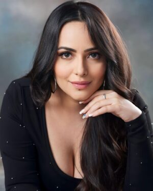 Aanchal Munjal Instagram - Here’s welcoming the month of loveeee .. 👄 #HelloFebruary 🧿🫶🏻🧚🏻‍♀️🥳
For those born on 29th, would be so happy this year 👅
Captured by @nayyarentertainment 🤍
Hair & makeup by @ankitaaa_mua 🤍
Outfit by @apni_dhun_main 🤍
Shot at @studio_imagecompany 🤍