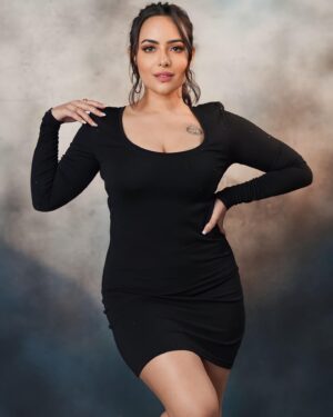 Aanchal Munjal Instagram - Here’s welcoming the month of loveeee .. 👄 #HelloFebruary 🧿🫶🏻🧚🏻‍♀️🥳
For those born on 29th, would be so happy this year 👅
Captured by @nayyarentertainment 🤍
Hair & makeup by @ankitaaa_mua 🤍
Outfit by @apni_dhun_main 🤍
Shot at @studio_imagecompany 🤍