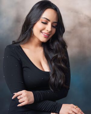Aanchal Munjal Instagram - Here’s welcoming the month of loveeee .. 👄 #HelloFebruary 🧿🫶🏻🧚🏻‍♀️🥳
For those born on 29th, would be so happy this year 👅
Captured by @nayyarentertainment 🤍
Hair & makeup by @ankitaaa_mua 🤍
Outfit by @apni_dhun_main 🤍
Shot at @studio_imagecompany 🤍