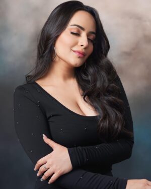 Aanchal Munjal Instagram - Here’s welcoming the month of loveeee .. 👄 #HelloFebruary 🧿🫶🏻🧚🏻‍♀️🥳
For those born on 29th, would be so happy this year 👅
Captured by @nayyarentertainment 🤍
Hair & makeup by @ankitaaa_mua 🤍
Outfit by @apni_dhun_main 🤍
Shot at @studio_imagecompany 🤍