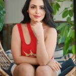 Aanchal Munjal Instagram - I’m exactlyyyy what my top says 🌝 Shot by @khiladii_bhaiyaa Make up by @prassiddhi.thaker Hair by @aarthishanmukhi
