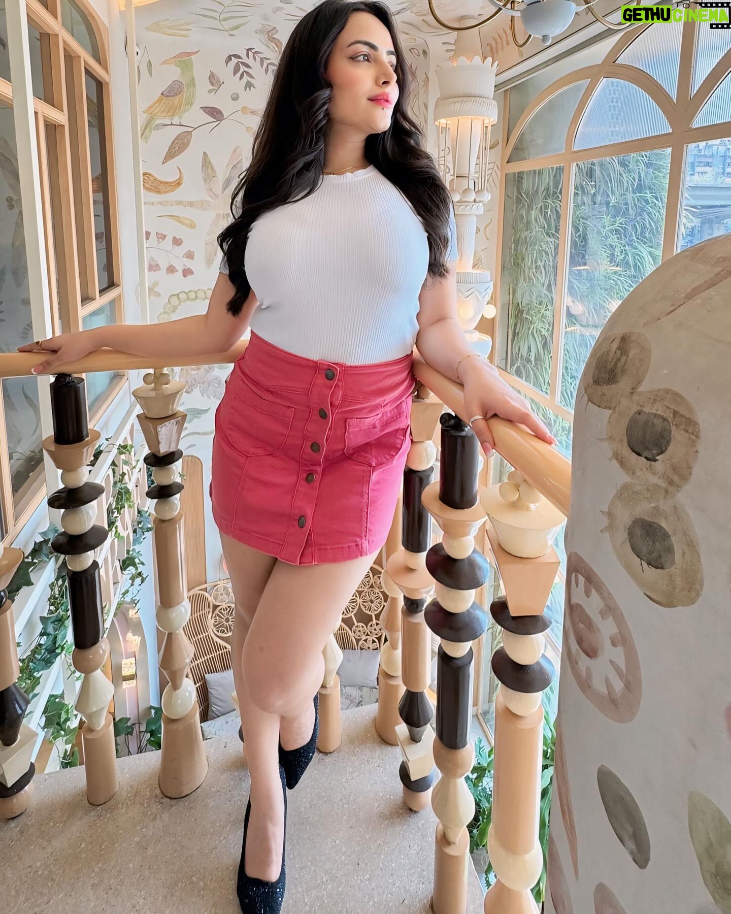 Aanchal Munjal Instagram - Physically sitting & drooling over last mangoes of this szn while posting these .. #HelloMay 🧿❤️🥭🌟🧚🏻♀️