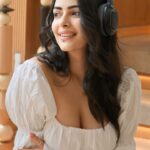 Aanchal Munjal Instagram – Can I be your DJ ?! 👀👅

Shot by @khiladii_bhaiyaa
Shot at @craycraftmumbai