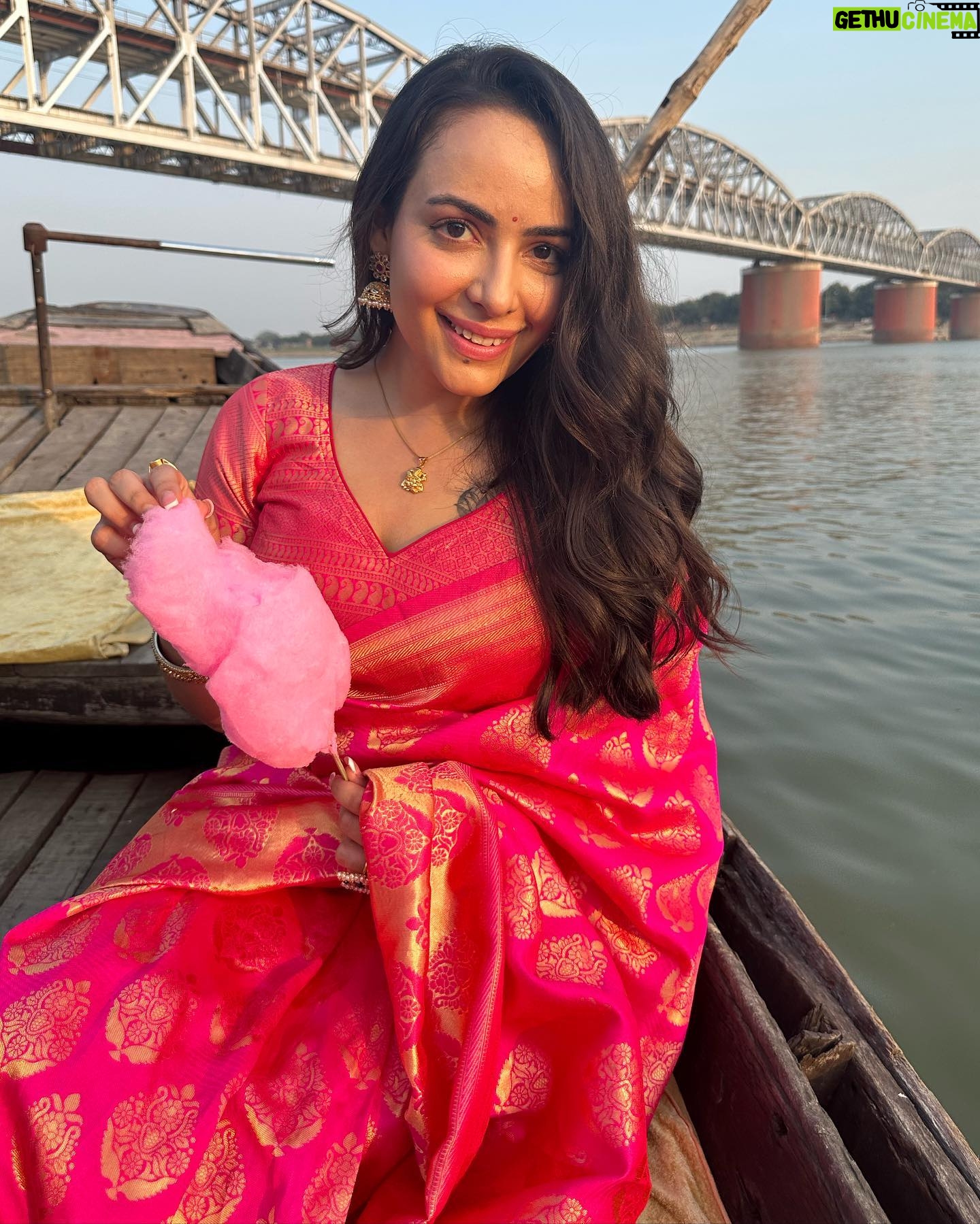 Aanchal Munjal Instagram - Started Day 1 of city promotions for #Mandali on Day 1 of Navratri in Varanasi !!! πβ€οΈ #JaiMataDi π§Ώπ