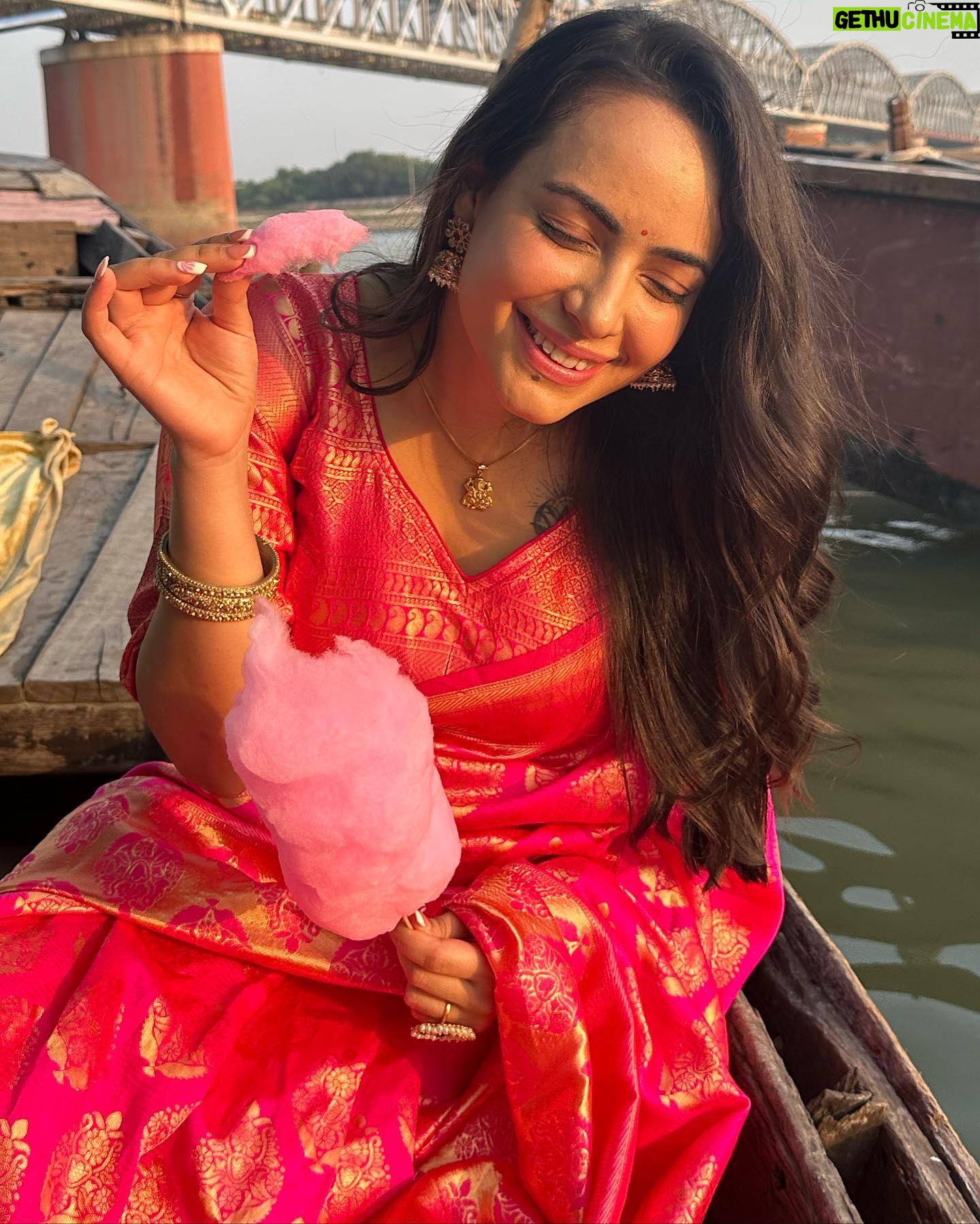 Aanchal Munjal Instagram - Started Day 1 of city promotions for #Mandali on Day 1 of Navratri in Varanasi !!! πβ€οΈ #JaiMataDi π§Ώπ