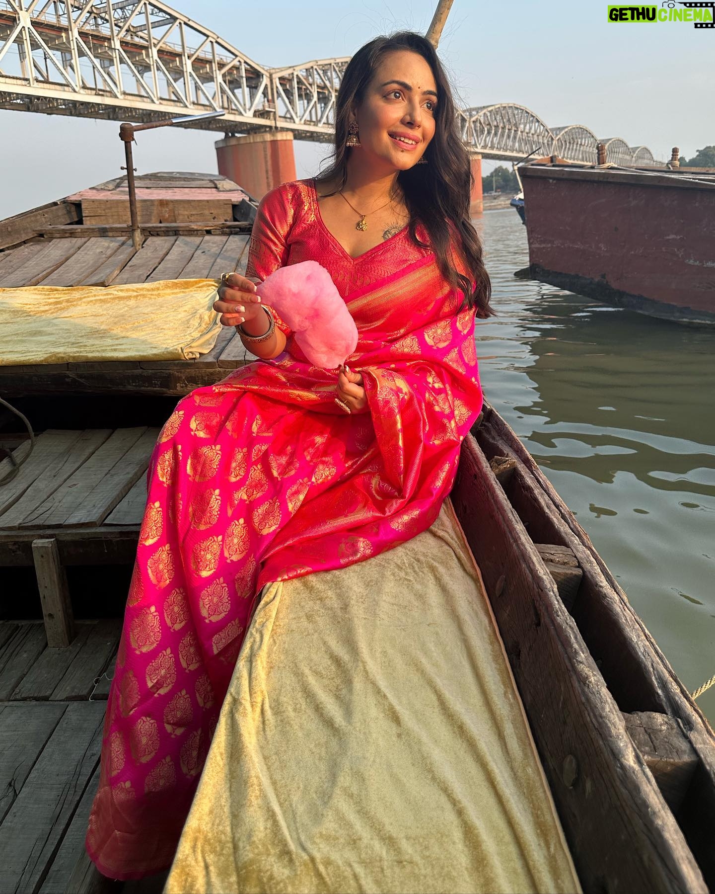Aanchal Munjal Instagram - Started Day 1 of city promotions for #Mandali on Day 1 of Navratri in Varanasi !!! πβ€οΈ #JaiMataDi π§Ώπ