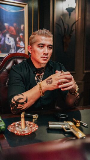 Aaron Aziz Instagram - Tony İfrit dgn Sheriff tengah tunggu korang kat panggung! #sheriff #tonyifrit 

Dah Tengok?