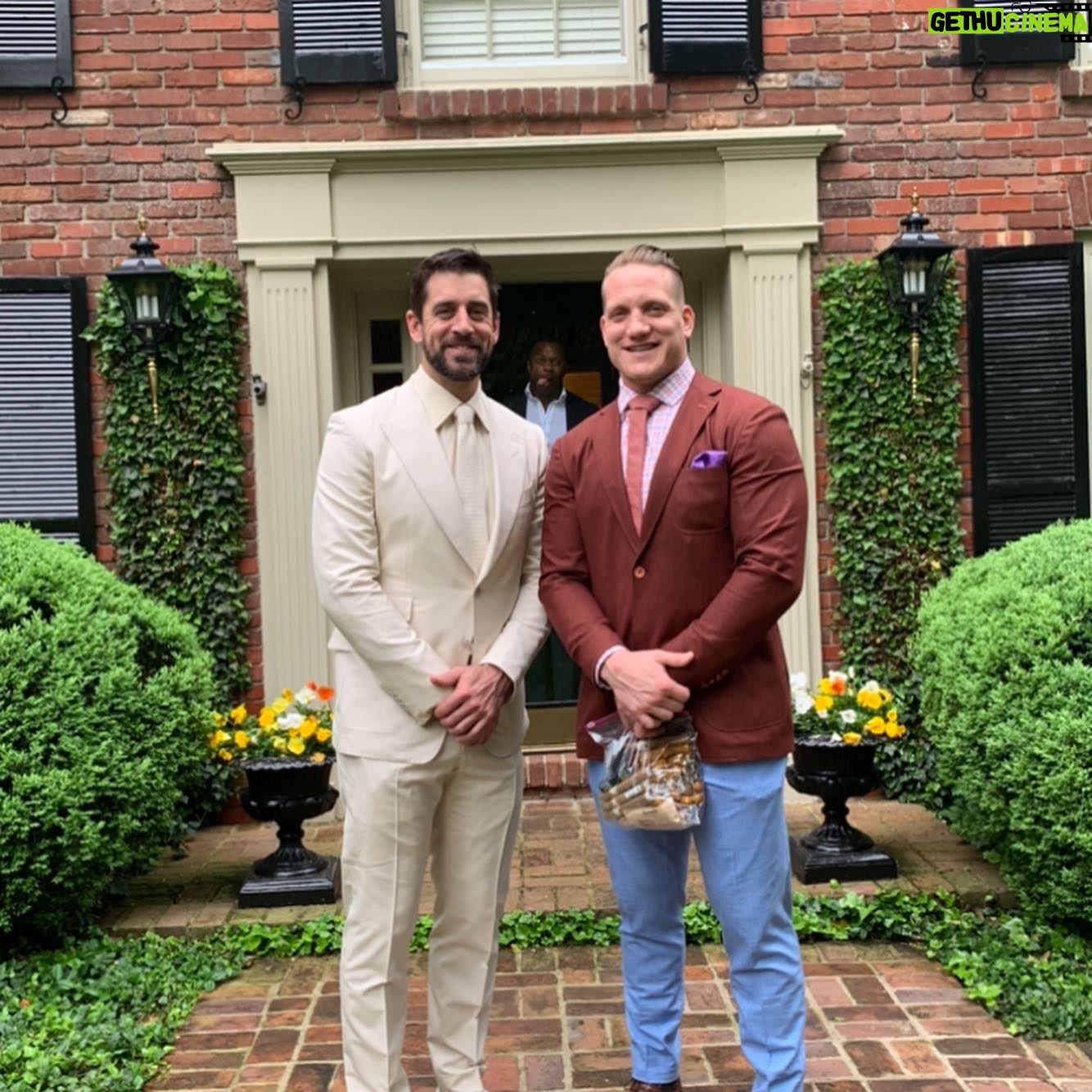 Aaron Rodgers Instagram - I can’t wait to get back to Churchill Downs for the @KentuckyDerby on May 1. Always one of my favorite events, and can’t wait to see fans back in the stands #kentuckyderby #tbt❤️ #thecrew #