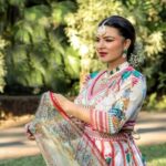 Aashka Goradia Instagram - I was dressed for a very special, special evening. Colors, love, flowers, sunset and Goan breeze. . . . . .. . . Loved my Outfit: @rajdeep.ranawat.official x @tanngcommunications Jewel: @vanijewels_byvaidehi Styled By: @saloni142_ 📸 @eli_smitt ♥️ . . . . #indian #desi #prints