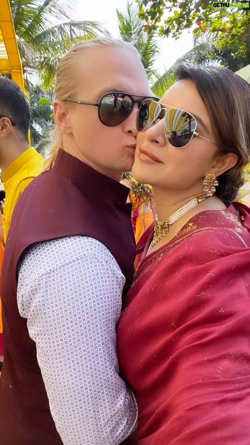 Aashka Goradia Instagram - My moon 🌙 @ibrentgoble Happy Valentines Day! Love you everyday ♥️🌙 . . . . . . . . .. . . Outfit : @sarangkaur.in Styling : @__snehasharma___ ♥️