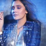 Aastha Gill Instagram – Blue is the colour this season 💙

—
Hair and Makeup by @cashmakeupartistry 
Shot by @shutterstrings 
—

#aasthagill #agog #artist
