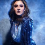 Aastha Gill Instagram – Blue is the colour this season 💙

—
Hair and Makeup by @cashmakeupartistry 
Shot by @shutterstrings 
—

#aasthagill #agog #artist