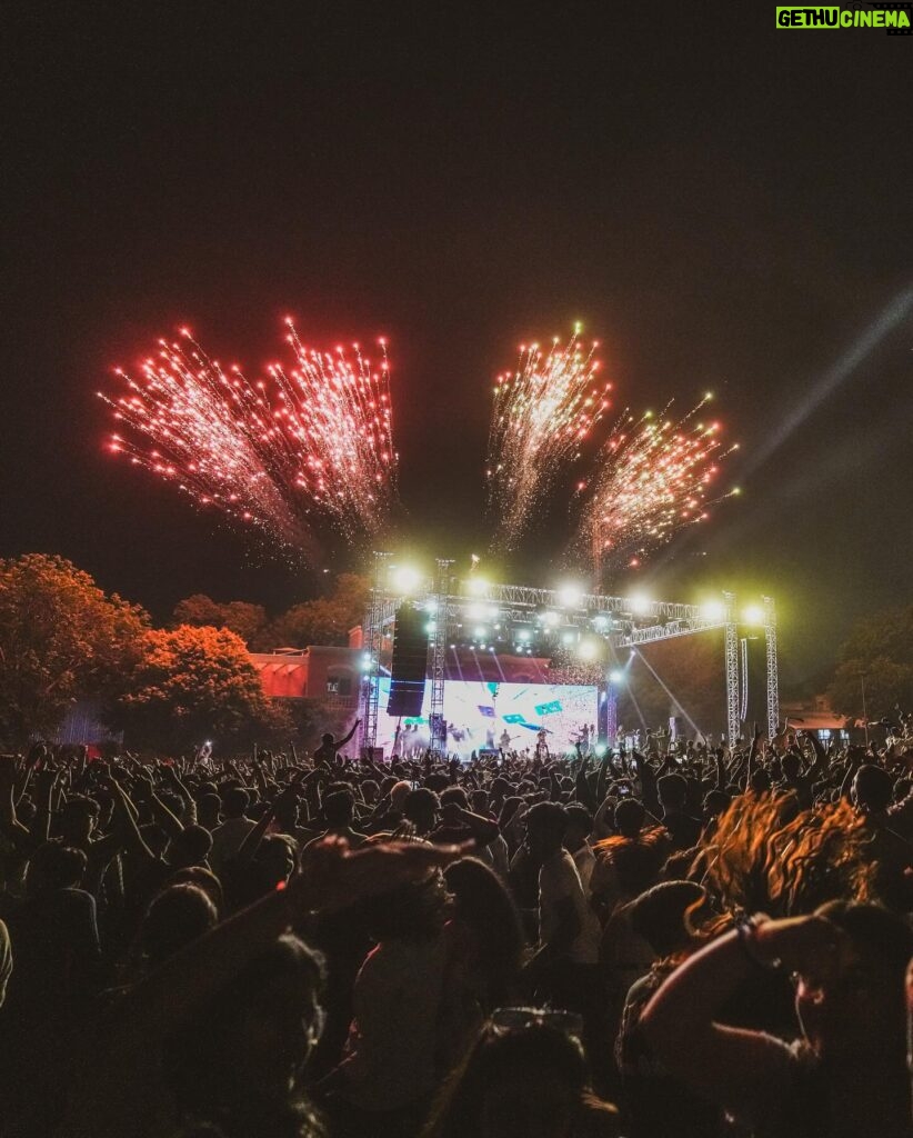 Aastha Gill Instagram - Last night was madness! Thank you so much @hinducollegeofficials for all the love. ❤️ 📸 @dinematics @kartikkher