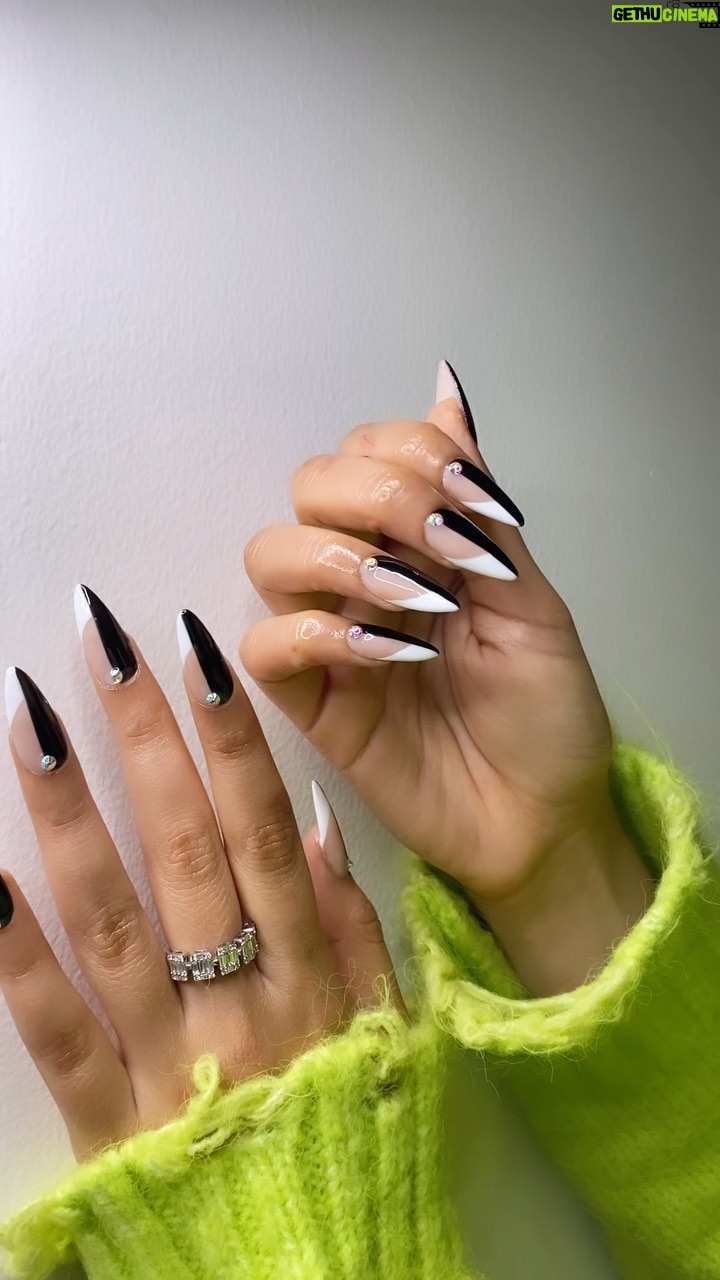 Aastha Gill Instagram - Our previous nails became a trend🥳 @aryannailsunnyhairport Even in dubai people’s stopped her and complimented her nails😇🙏 This time we decided to play with black◼️ white◻️ and stones 💎 Results: she loved her new nails transformation! Always trust your nailartist and you will get awesome results😇 #aasthagill #agog #nails #nailsbyaryan #sunnyhairport #nailstagram #nailstyle #naildesigns #nailworld #nailove #nailsswag #pointynails #bombnails #glitternailsdesign #nailsofinstagram #creatorweekchallange #creator #nailartist #delhi